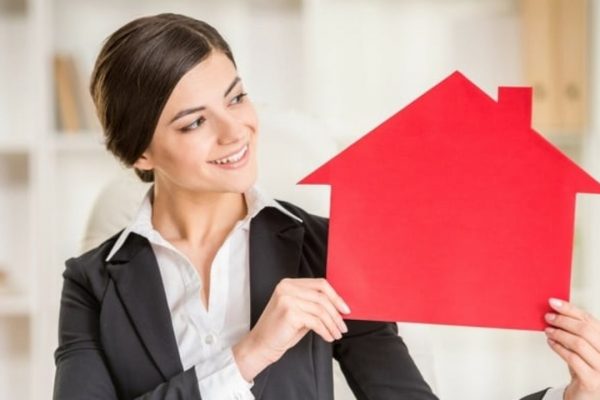 hire a licensed real estate agent